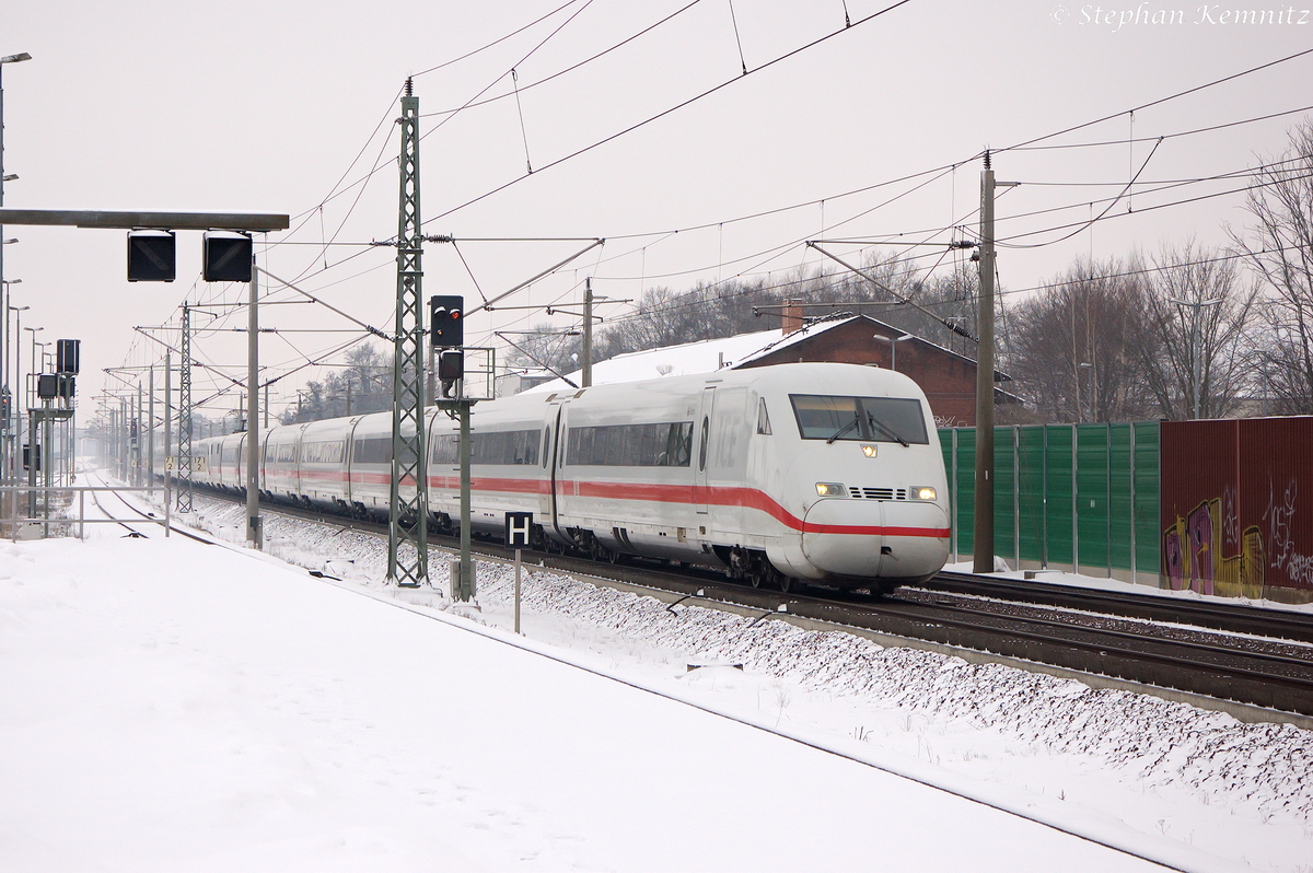808 008-7  Bonn  als ICE 857 von Köln Hbf nach Berlin Ostbahnhof und 808 013-7  Nauen  als ICE 847 von Köln Hbf nach Berlin Ostbahnhof, bei der Durchfahrt in Rathenow. 27.01.2014