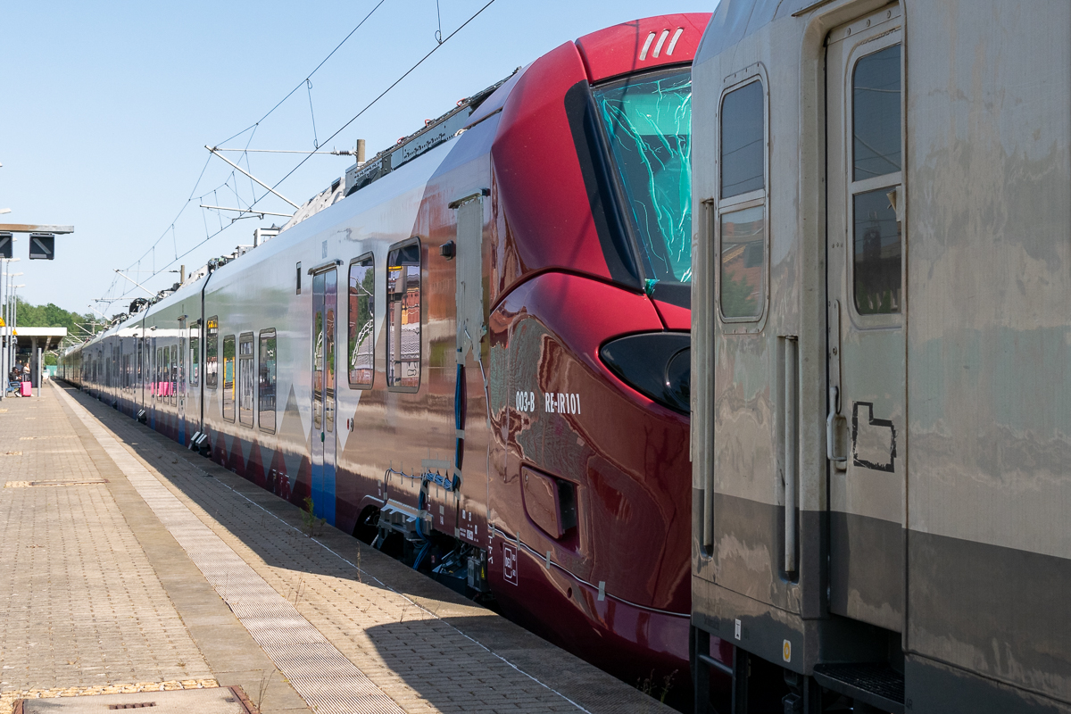 9101 603-3 ARF - Autoritatea pentru Reformă Feroviară, bei der Überführung nach Rumänien, in Rathenow am 17.05.2024. Die rumänische Eisenbahnreformbehörde (ARF) bestellte einige dieser RE-IR Coradia Stream bei Alstom. Diese können bis zu 160km/h fahren und sollen auf den wichtigsten elektrifizierten Strecken in Rumänien eingesetzt werde.