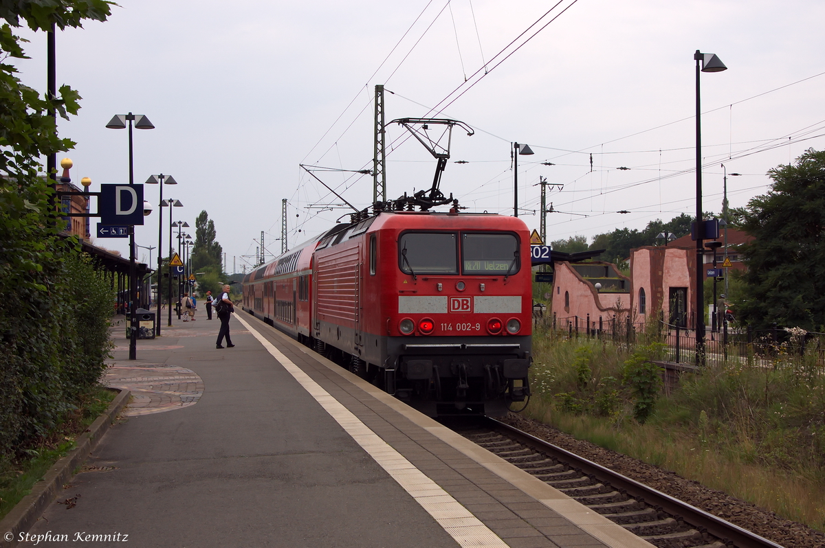 Auf Gleis 301 in Uelzen stand 114 002-9 mit dem RE20 (RE 17631) nach Halle(Saale)Hbf. 29.07.2014