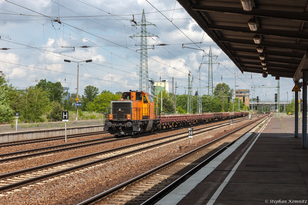 BBL 13 (214 024-2) BBL Logistik GmbH mit einem Rens Ganzzug in Berlin-Schönfeld Flughafen und fuhr weiter in Richtung Glasower Damm weiter. 19.05.2015