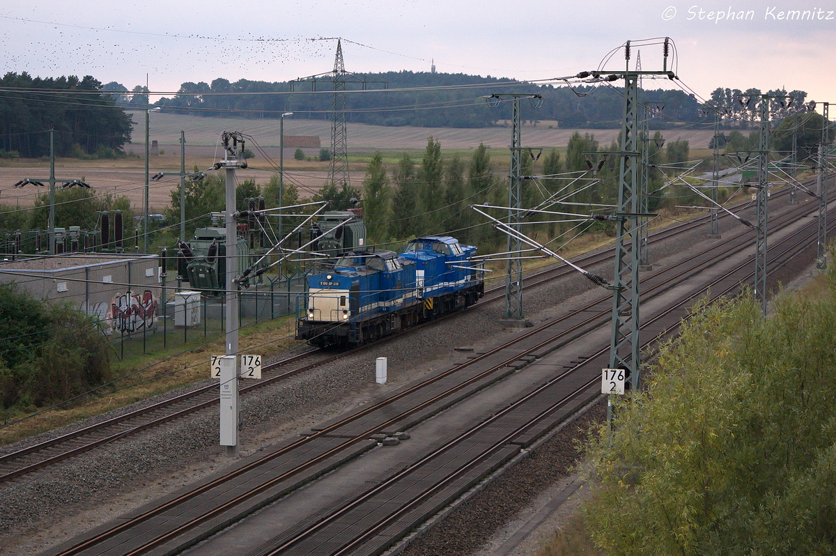 Dem Stammstrecken-Shuttle folgten die V 100-SP-010 (203 146-6) & V 100-SP-005 (203 005-8) der SLG - Spitzke Logistik GmbH und passieren hier das Umspannwerk der DB bei Buckow(Rathenow) und fuhren in Richtung Rathenow weiter. 12.09.2013