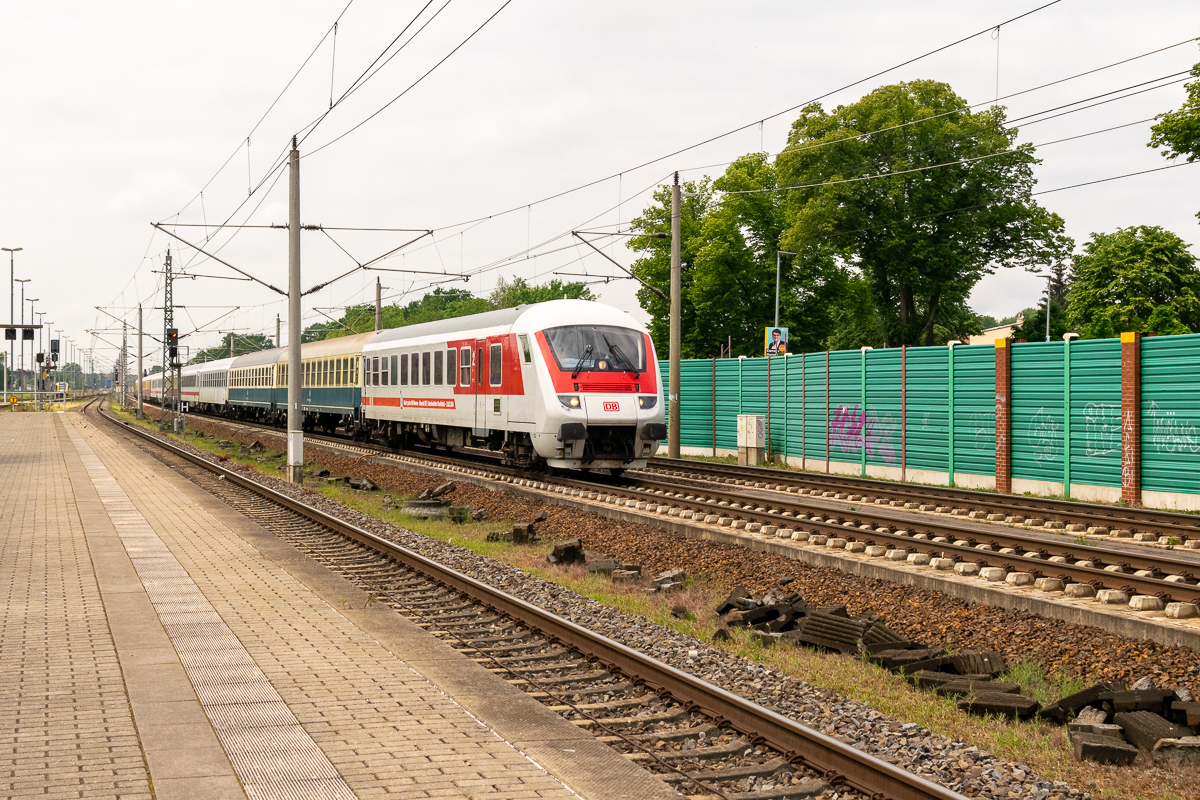 DFB-Pokal Sonderzug (MSM 332) von Opladen nach Berlin-Spandau, bei der Durchfahrt in Rathenow. Geschoben hatte die 182 526-4 am 25.05.2024.