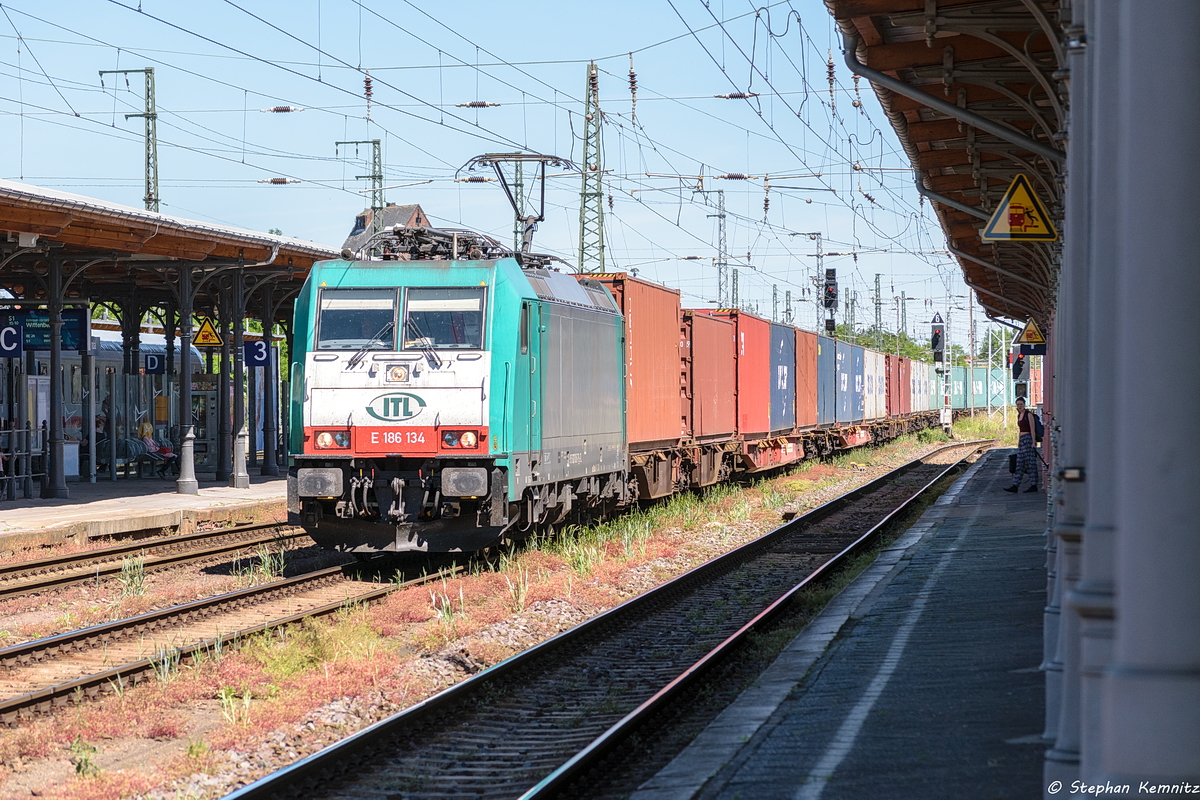 E 186 134 (6270 005-7) ITL - Eisenbahngesellschaft mbH mit einem Containerzug in Stendal und fuhr weiter in Richtung Salzwedel. 02.06.2017