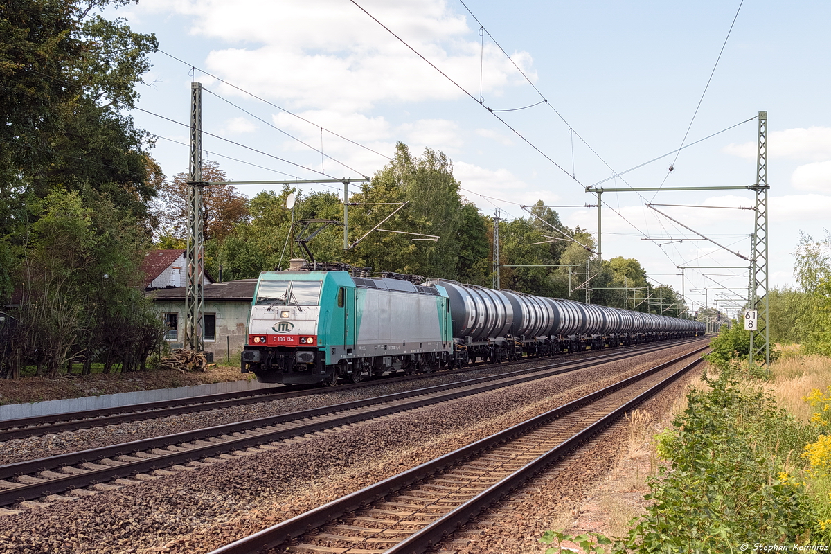 E 186 134 (6270 005-7) ITL - Eisenbahngesellschaft mbH mit einem Kesselzug  Dieselkraftstoff oder Gasöl oder Heizöl (leicht)  in Friesack und fuhr weiter in Richtung Nauen. 21.08.2018
