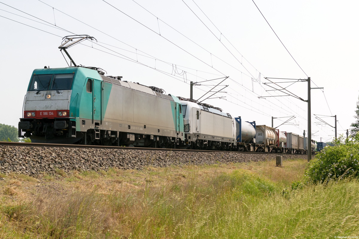 E 186 134 (6270 005-7) LTE Polska Sp. z o.o. mit der Wagenlok 193 485-0 und einem Containerzug in Nennhausen und fuhr weiter in Richtung Rathenow. 10.06.2021
