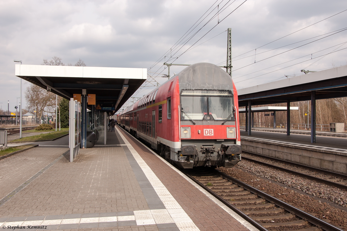 Eine RE1 Ersatzgarnitur stand im Brandenburger Hbf und geschoben hatte die 143 306-9. 07.04.2015