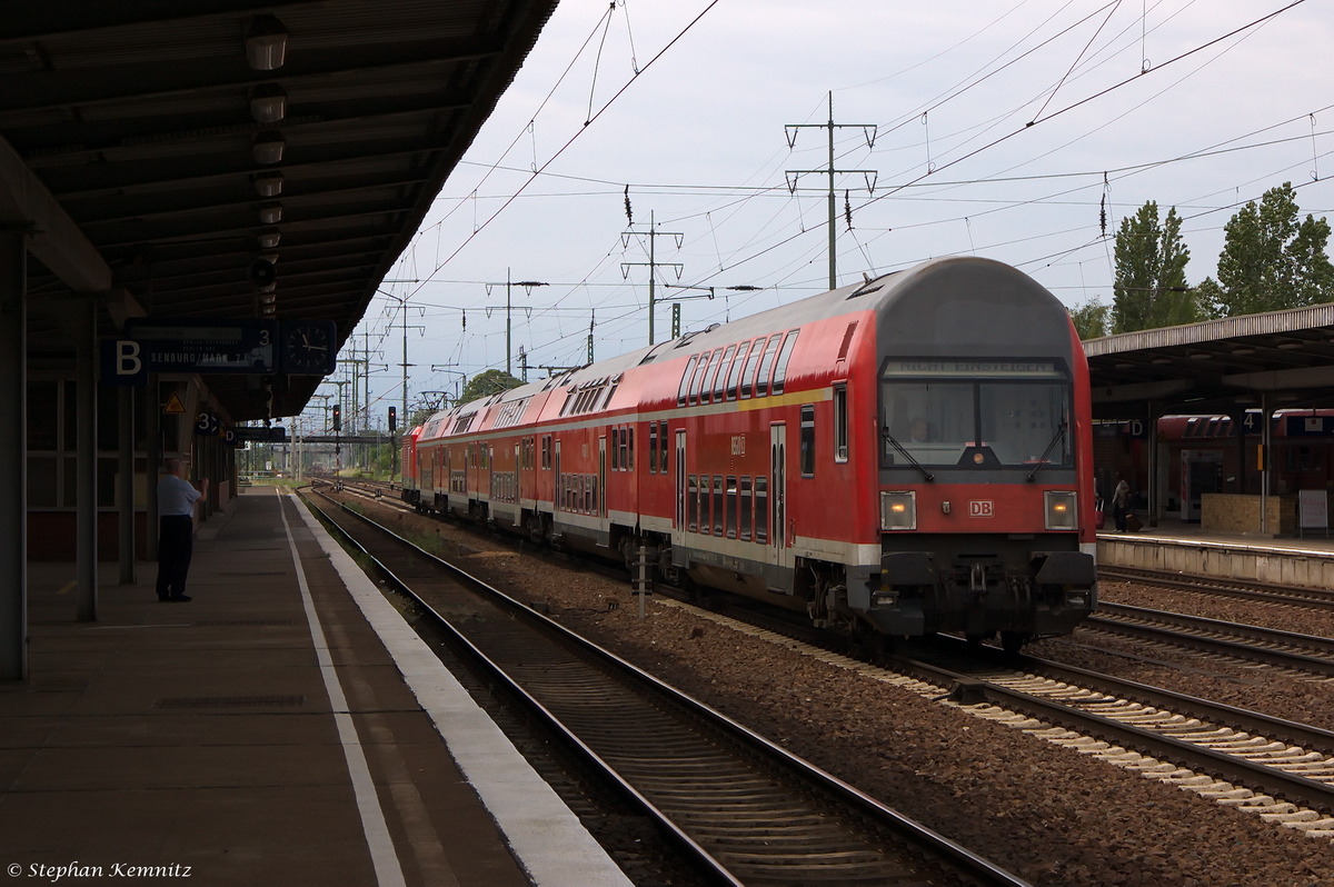Eine RE3 leer Dostos Garnitur, bei der Durchfahrt in Berlin-Schnefeld Flughafen und die 112 115-1 schob ihre Garnitur in Richtung Grnauer Kreuz weiter. 27.05.2014