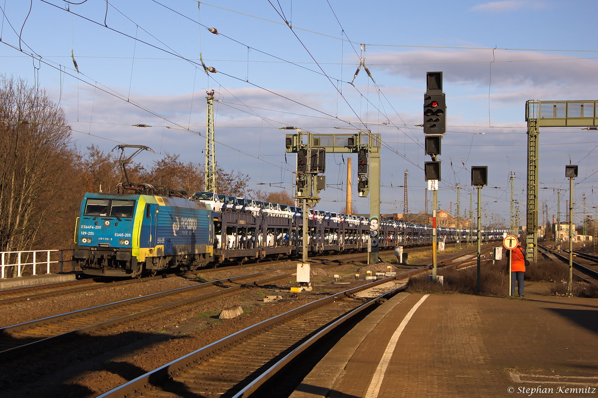 ES 64 F4 - 205 (189 205-8) MRCE Dispolok GmbH für PKP CARGO S.A.  EU45-205  mit einem Autotransportzug in Magdeburg-Neustadt und fuhr weiter in Richtung Hauptbahnhof. 13.01.2015