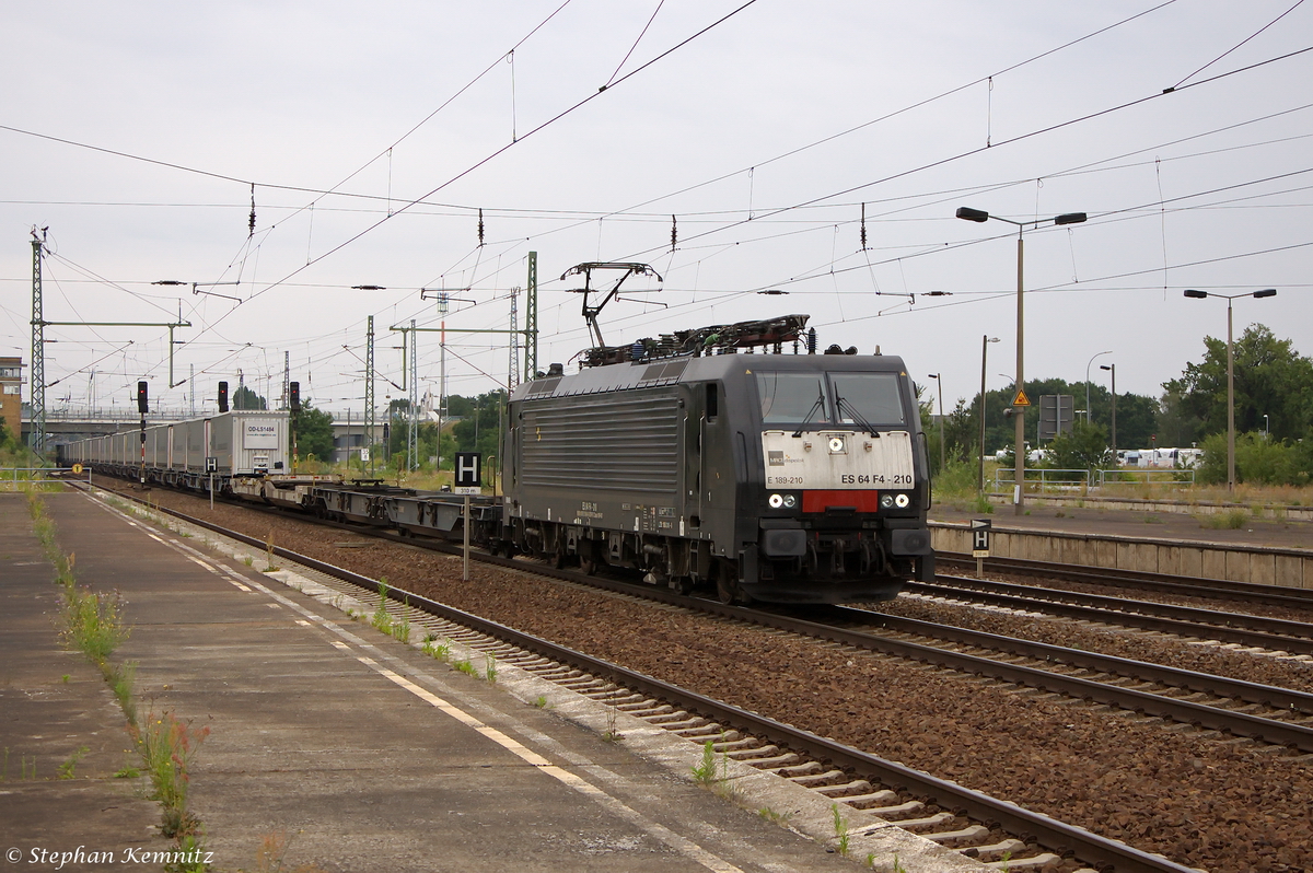 ES 64 F4 - 210 (189 210-8) MRCE Dispolok GmbH für ERSR - ERS Railways B.V. mit einem KLV-Shuttle auf der Relation Poznan - Rotterdam, bei der Durchfahrt in Berlin-Schönefeld Flughafen. 24.07.2014 