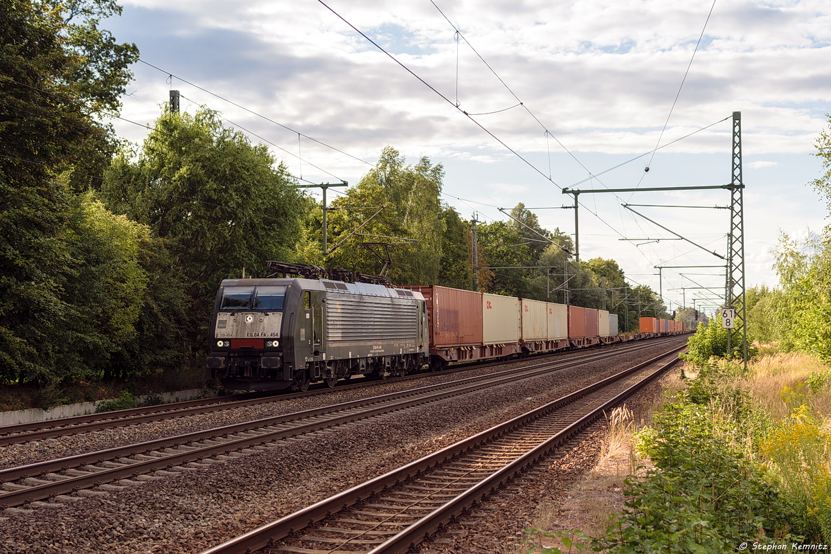 ES 64 F4 - 454 (5170 028-2) MRCE Dispolok GmbH für METRANS Rail s.r.o. mit einem Containerzug in Friesack und war auf dem Weg nach Polen. 11.08.2018