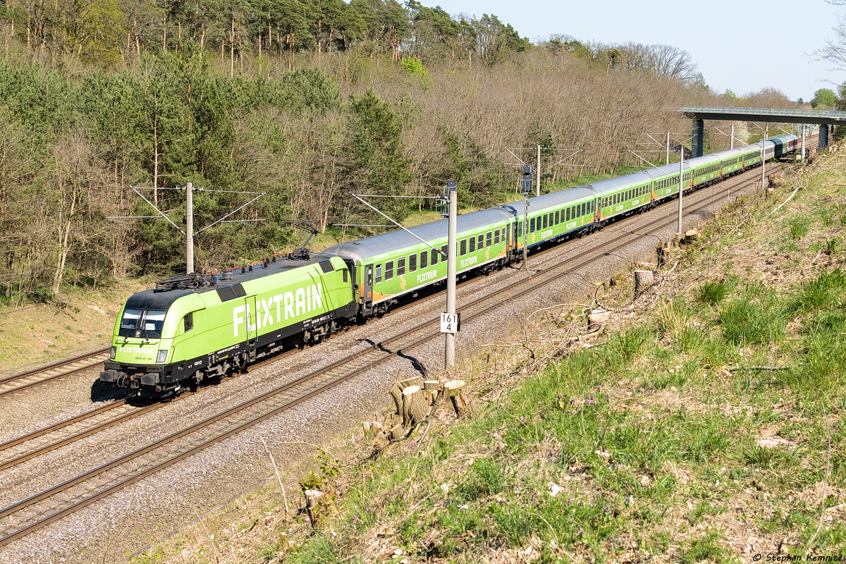ES 64 U2 - 005 (182 505-8) MRCE Dispolok GmbH für LE - LEO Express GmbH mit dem Flixtrain (FLX32623) von Berlin-Lichtenberg nach Stuttgart Hbf in Nennhausen. 22.04.2019