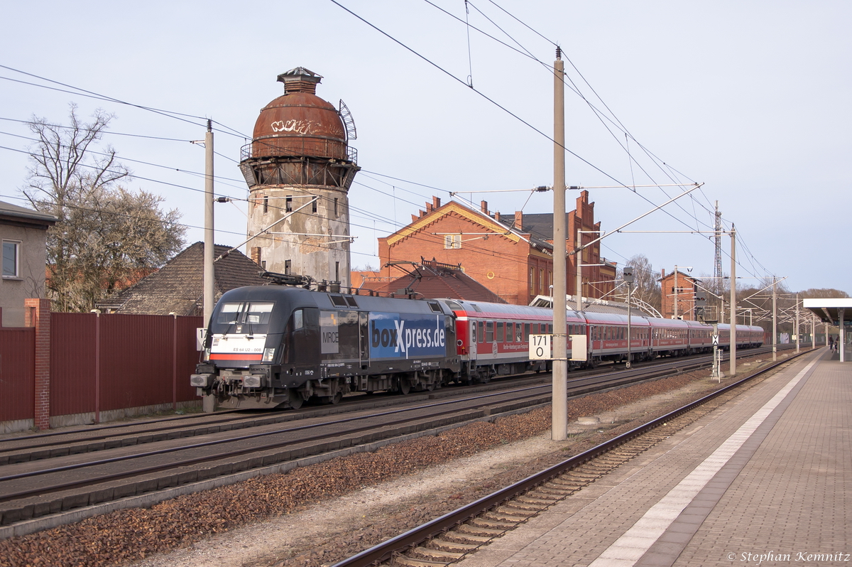 ES 64 U2 - 008 (182 508-2) MRCE Dispolok GmbH für DB Regio AG mit dem IRE  Berlin-Hamburg-Express  (IRE 18092) von Berlin Ostbahnhof nach Hamburg Hbf in Rathenow. 12.04.2015