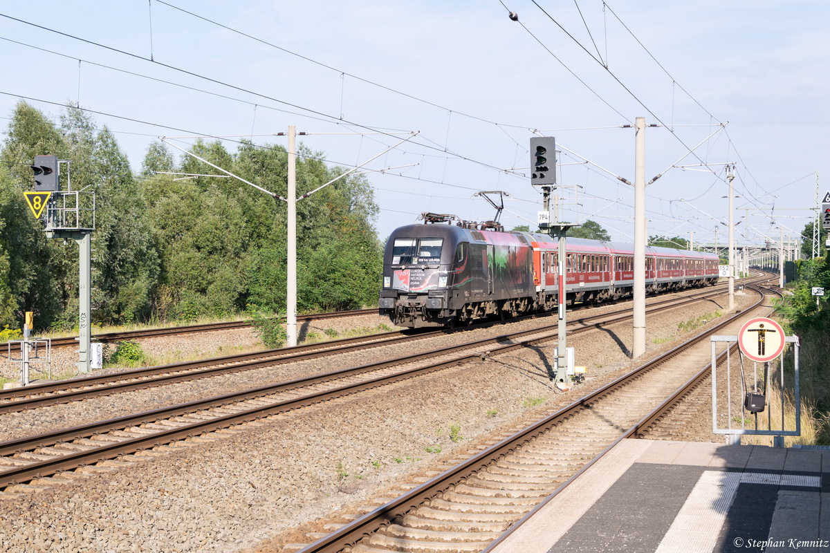 ES 64 U2 - 009  Europa ohne Grenzen  (182 509-0) MRCE Dispolok GmbH für DB Regio AG mit dem IRE  Berlin-Hamburg-Express  (IRE 18092) von Berlin Ostbahnhof nach Hamburg Hbf in Buschow. 20.08.2015