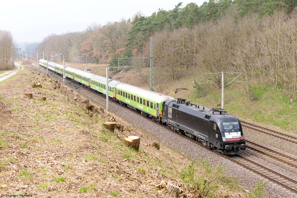 ES 64 U2 - 020 (182 520-7) MRCE Dispolok GmbH mit dem Flixtrain (FLX32622) von Stuttgart Hbf nach Berlin Ostkreuz in Nennhausen. 23.03.2019