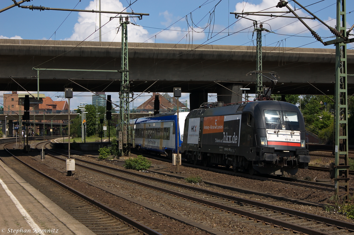ES 64 U2 - 036 (182 536-3) MRCE Dispolok GmbH für HKX - Hamburg-Köln-Express GmbH mit dem HKX (NOB81711/HKX 1802) von Westerland(Sylt) nach Köln Hbf, bei der Ausfahrt aus Hamburg-Harburg. 12.07.2014