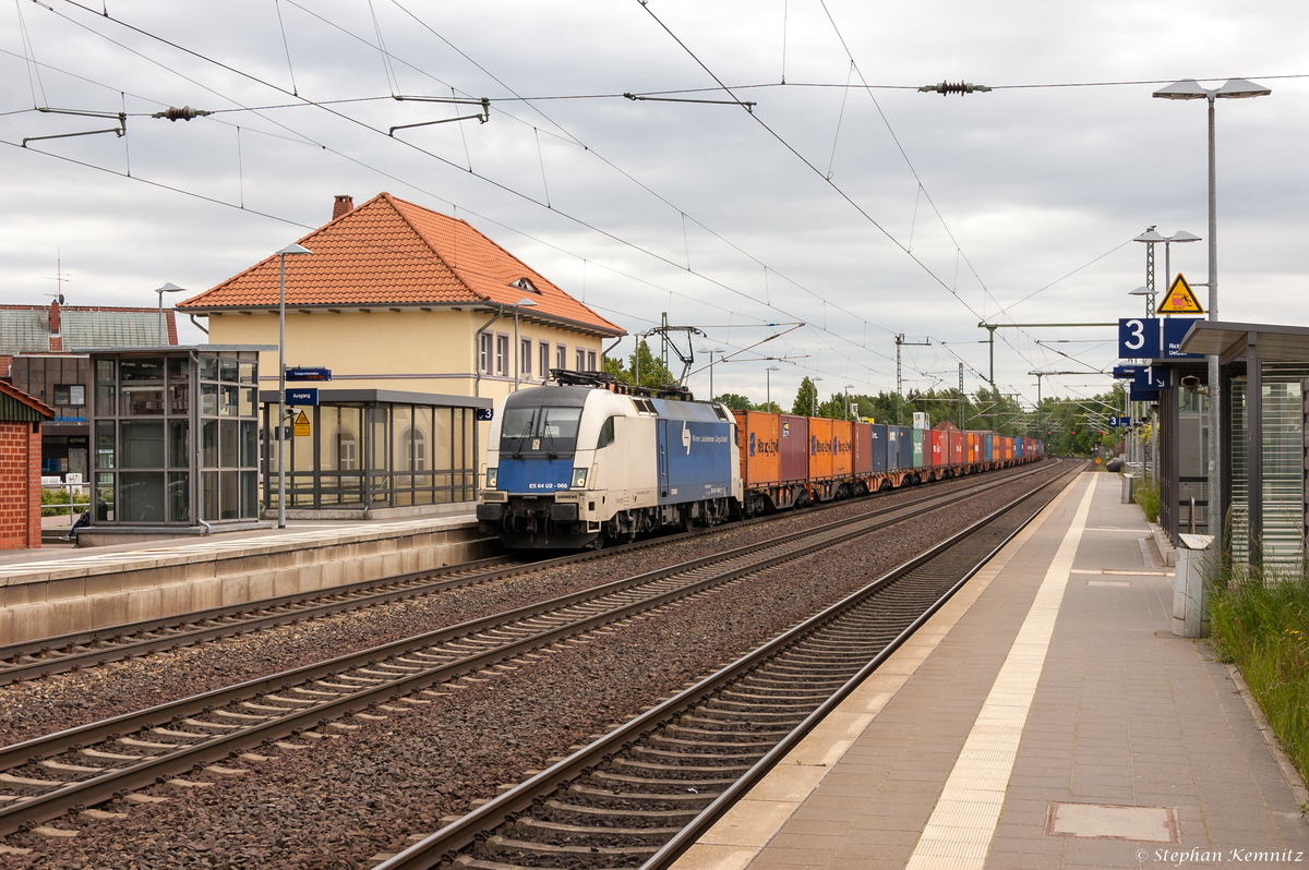 ES 64 U2 - 066 (182 566-0) MRCE Dispolok GmbH für WLC - Wiener Lokalbahnen Cargo GmbH mit einem Containerzug in Bienenbüttel und fuhr weiter in Richtung Lüneburg. 02.06.2015