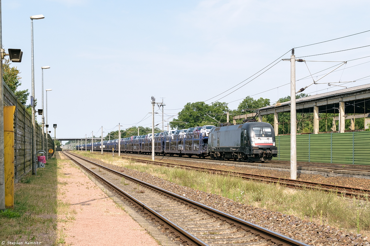 ES 64 U2 - 099 (182 599-1) MRCE Dispolok GmbH für Crossrail AG mit einem Ford Autotransportzug in Großwudicke und fuhr weiter in Richtung Rathenow. 21.07.2018