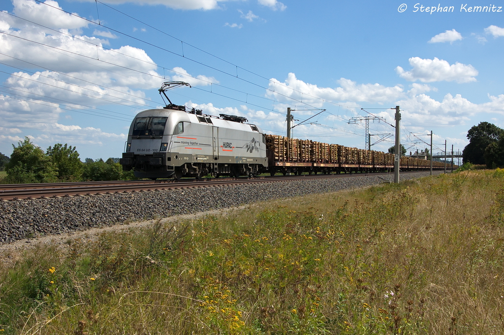 ES 64 U2 - 102 (182 602-3) SETG - Salzburger Eisenbahn TransportLogistik GmbH eingestellt bei Raildox GmbH & Co. KG mit einem Holzzug in Vietznitz und fuhr in Richtung Wittenberge weiter. 24.08.2013