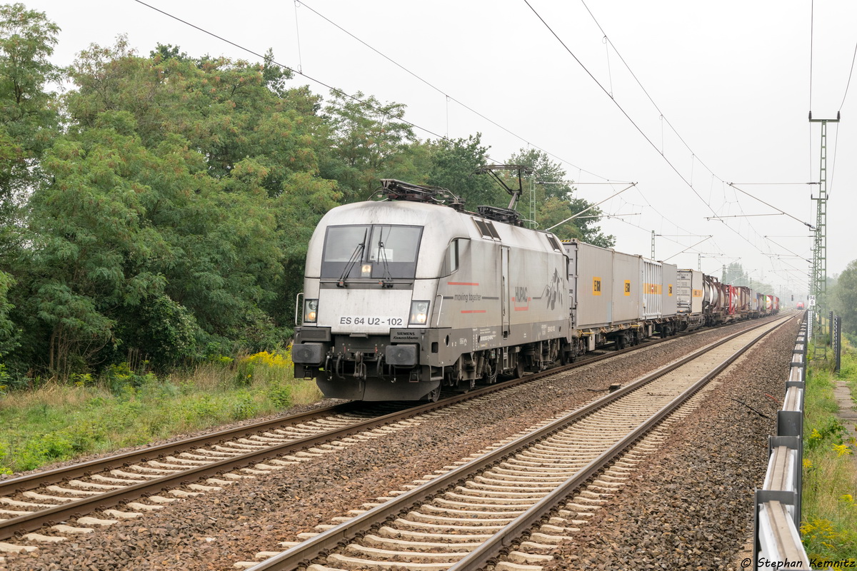 ES 64 U2 - 102 (182 602-3) HUPAC SA für WLC - Wiener Lokalbahnen Cargo GmbH mit einem Containerzug in Falkenberg(Elster) und fuhr weiter in Richtung Bad Liebenwerda. 29.08.2015