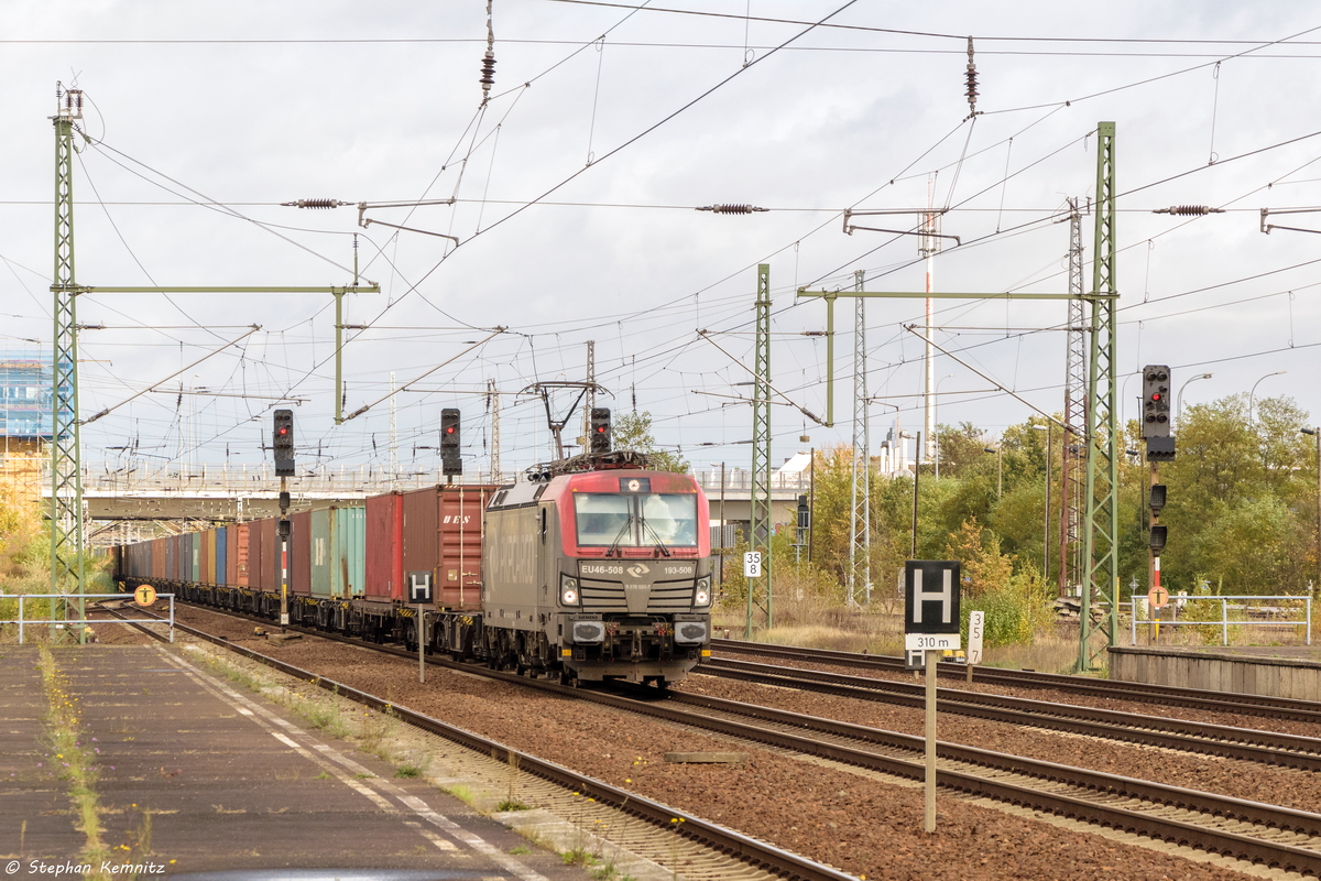 EU46-508 (5370 020-7) PKP CARGO S.A. mit einem Containerzug in Berlin-Schönefeld Flughafen und fuhr weiter in Richtung Glasower Damm. 25.10.2017