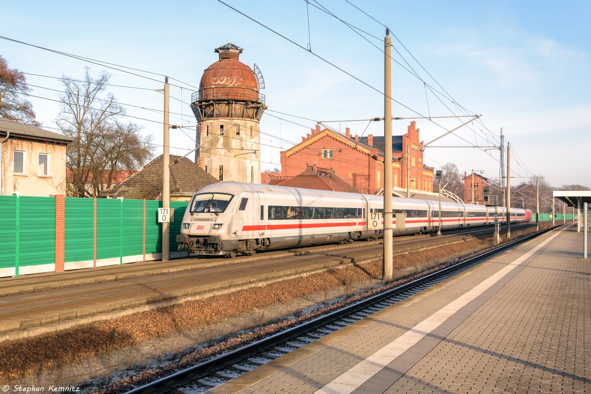 IC 1075 von Berlin Südkreuz nach Frankfurt(Main)Hbf in Rathenow und geschoben hatte die 101 124-6. 04.12.2016