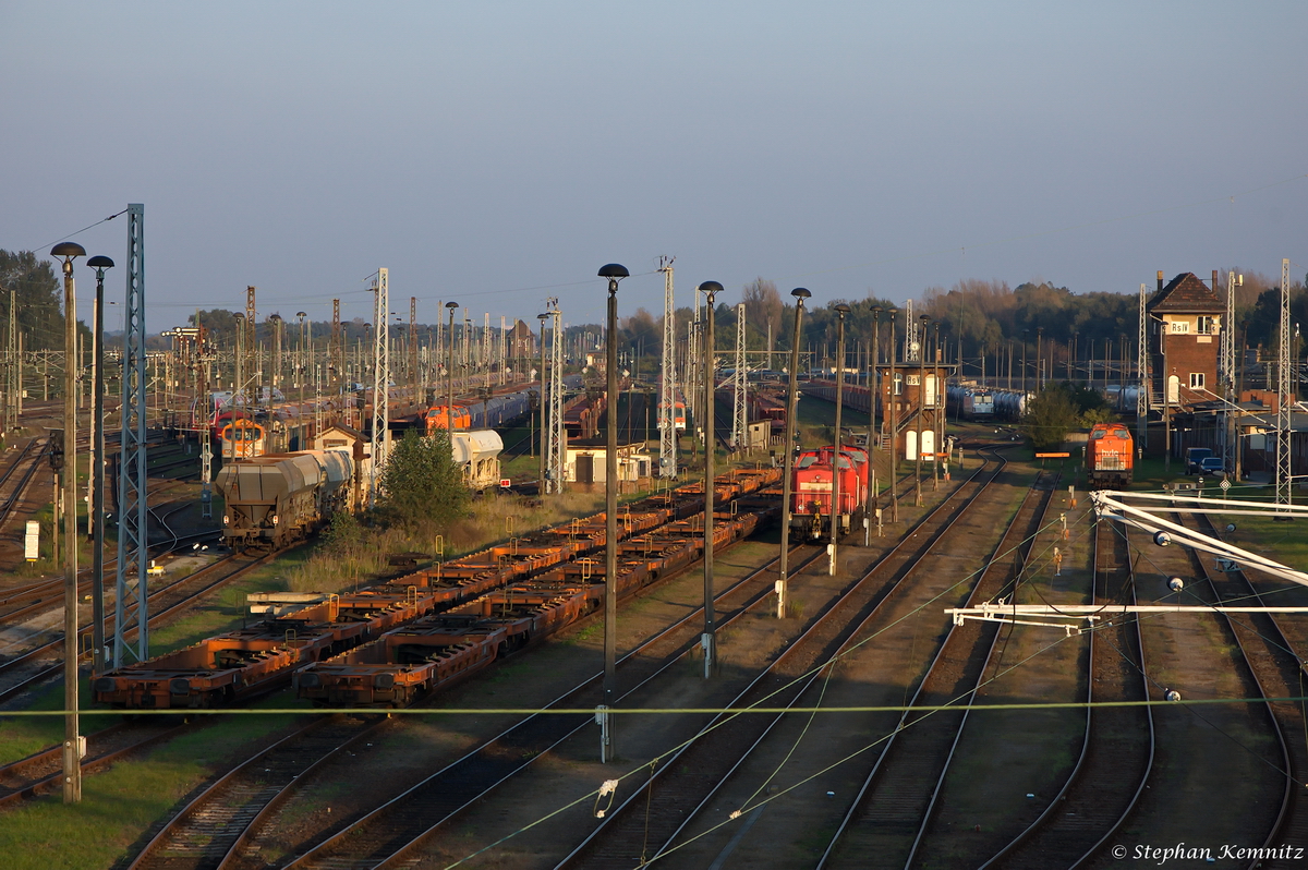 Im Wustermarker Rangierbahnhof, früher Wustermark Verschiebebahnhof genannt, waren einige V100, zwei Blue Tiger, eine Vectron E-Lok, paar Triebzüge und viele Güterzüge abgestellt. 04.10.2014