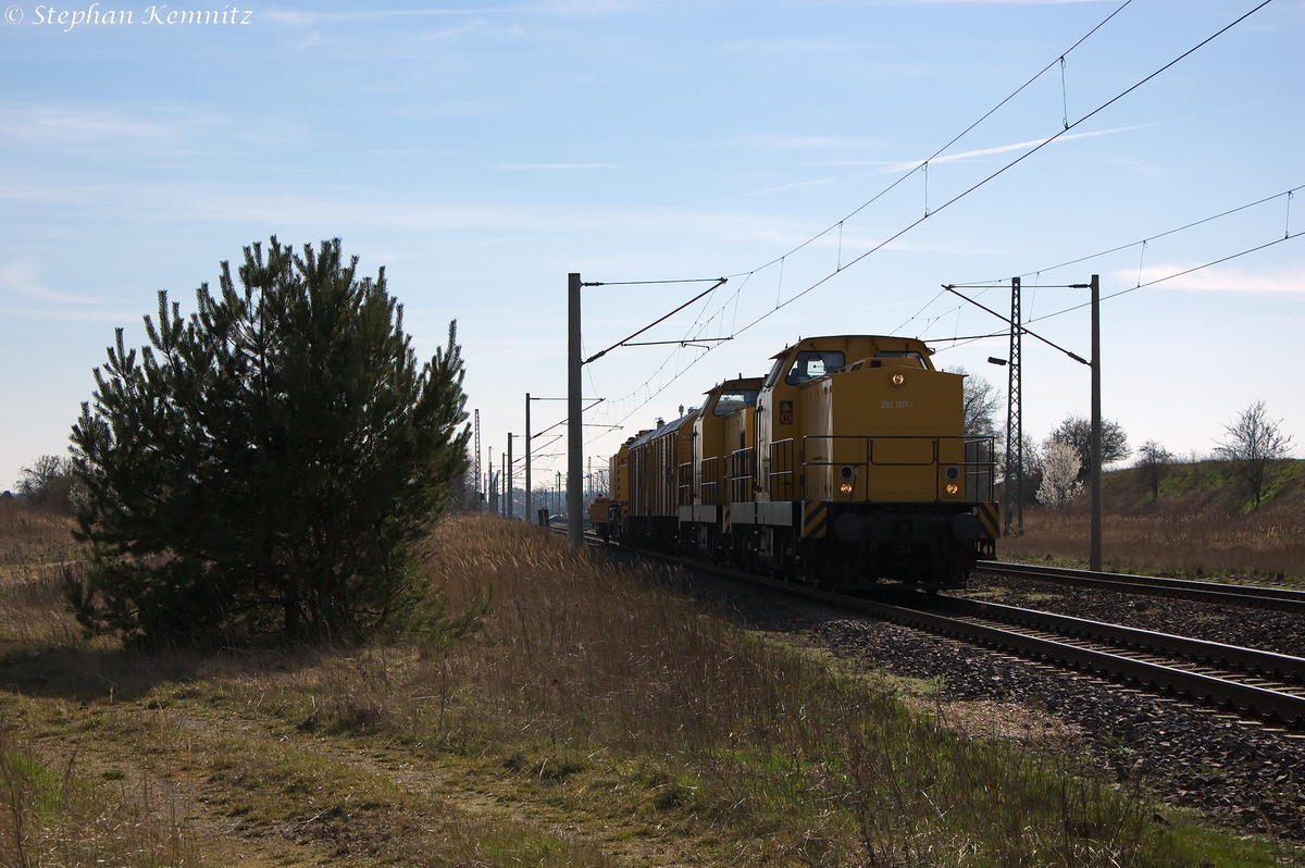 Lok 1 (293 007-1) & Lok 7 (293 009-7) DGT - Deutsche Gleis- und Tiefbau GmbH mit einem kurzem Bauzug in Demker und fuhren in Richtung Stendal weiter. 20.03.2014