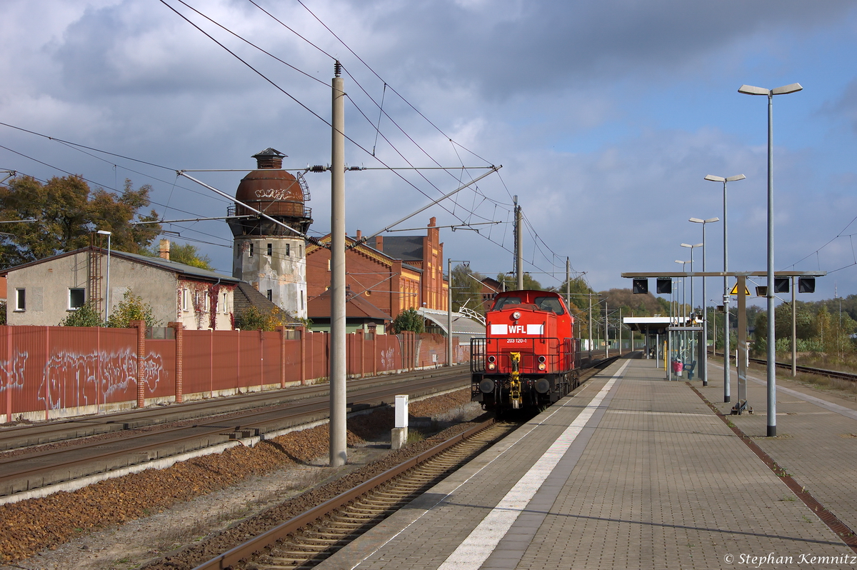 Lok 26 (203 120-1) WFL - Wedler Franz Logistik GmbH & Co. KG fuhr solo durch Rathenow weiter in Richtung Stendal. 17.10.2014