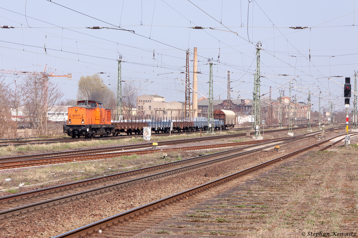 Lok 4 (202 219-2) SKL Umschlagservice Magdeburg GmbH & Co. KG mit einem kurzem Güterzug in Magdeburg-Neustadt und fuhr weiter in Richtung Hauptbahnhof. 10.04.2015