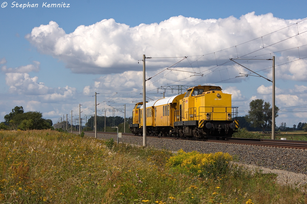 Lok 7 (293 009-7) DGT - Deutsche Gleis- und Tiefbau GmbH mit einem Bauzug in Vietznitz und fuhr in Richtung Nauen weiter. Am Zugende hing die Lok 1 (293 007-1). 20.08.2013