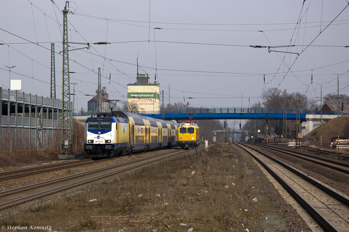 ME 146-14  Sarstedt  (146 514-5) metronom Eisenbahngesellschaft mbH mit dem RE4 (ME 82014) von Hamburg Hbf nach Bremen Hbf und der Diagnoseverbrennungstriebwagen 702.201 (163 001-7) der DB Netz, bei einem kleinen Wettrennen in Tostdt. 17.03.2015