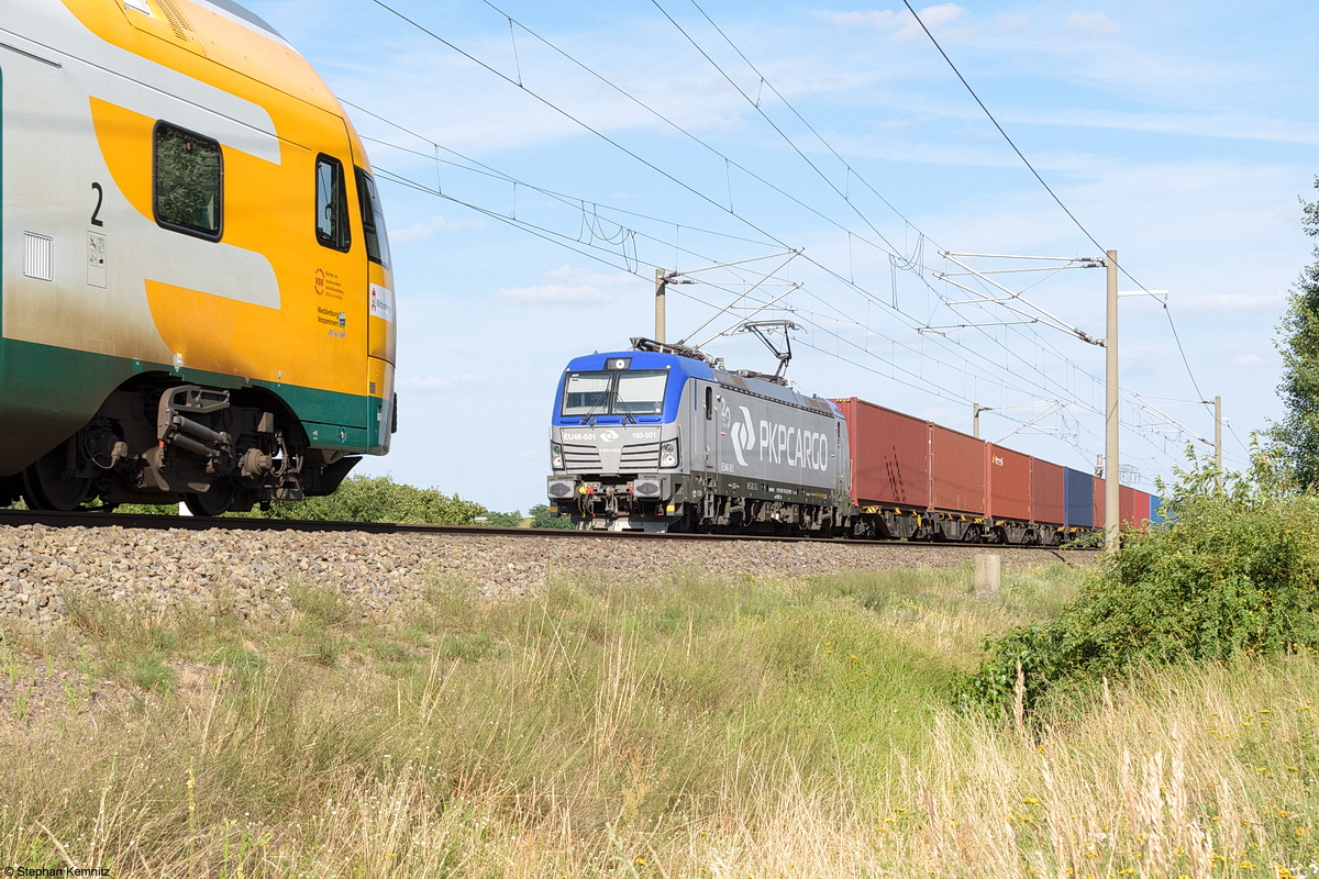 PKP Vectron EU46-501 (5370 013-2) mit einem Containerzug in Nennhausen und fuhr weiter in Richtung Rathenow. 30.07.2021