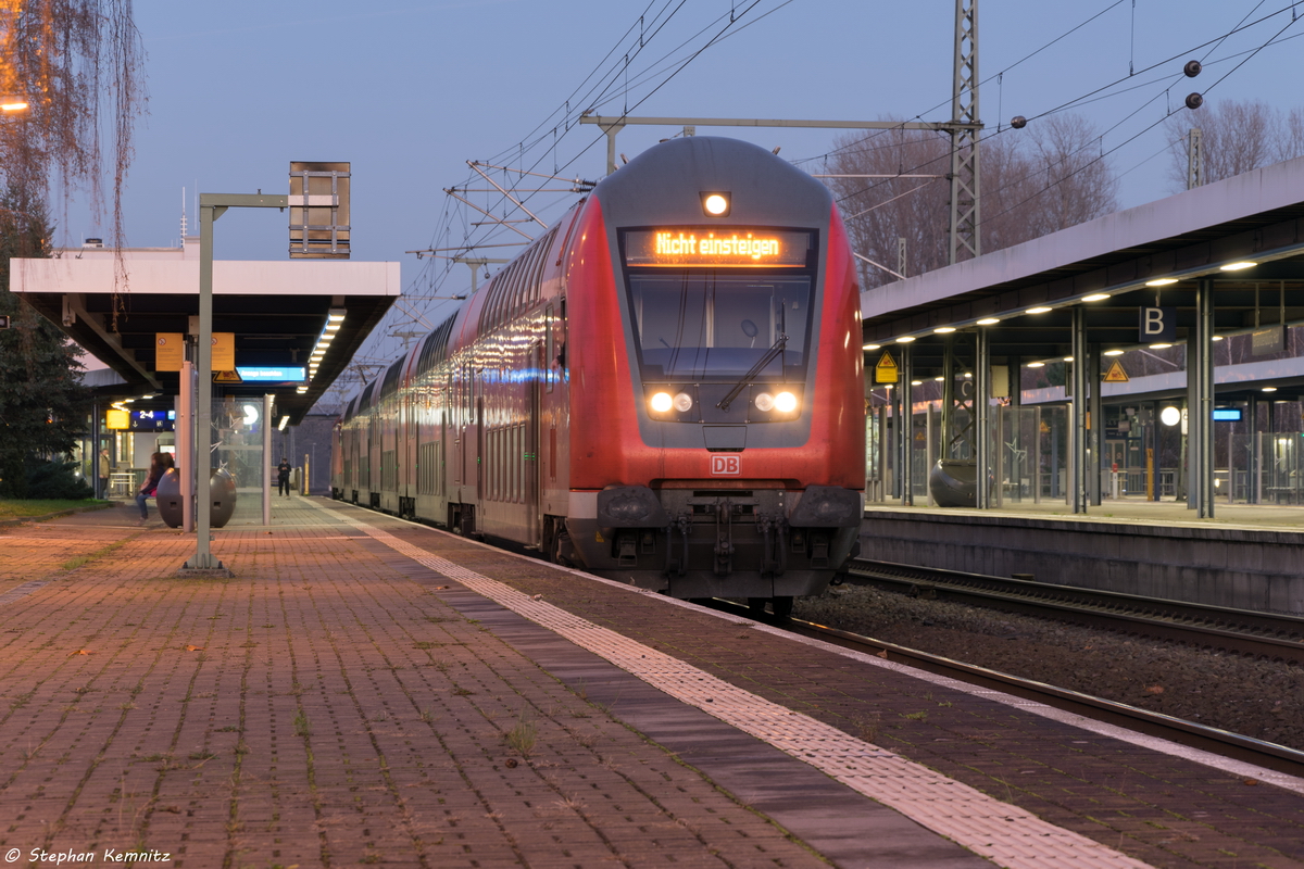 RE1 (RE 18146) von Frankfurt(Oder) nach Brandenburg Hbf hatte den Endbahnhof erreicht und geschoben hatte eine 182er. 27.11.2015
