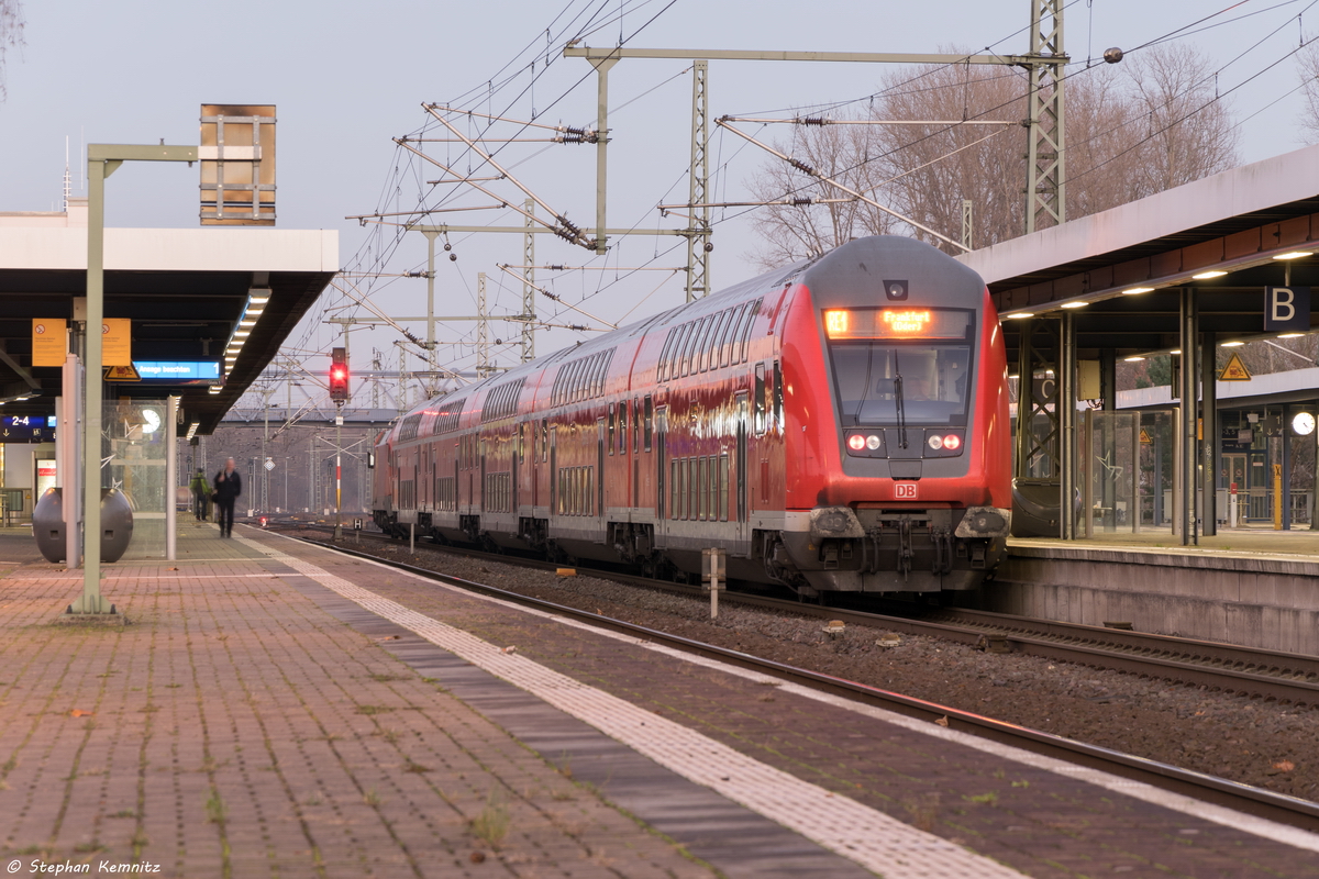 RE1 (RE 18189) von Brandenburg Hbf nach Frankfurt(Oder) im Brandenburger Hbf und gezogen hatte eine 182er. 27.11.2015
