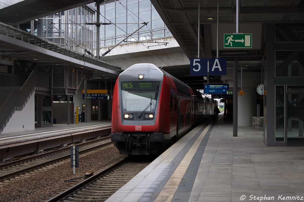 RE5 (RE 18509) von Stralsund Hbf nach Holzdorf(Elster) in Berlin Sdkreuz und geschoben hatte die 112 183-9. 26.09.2013