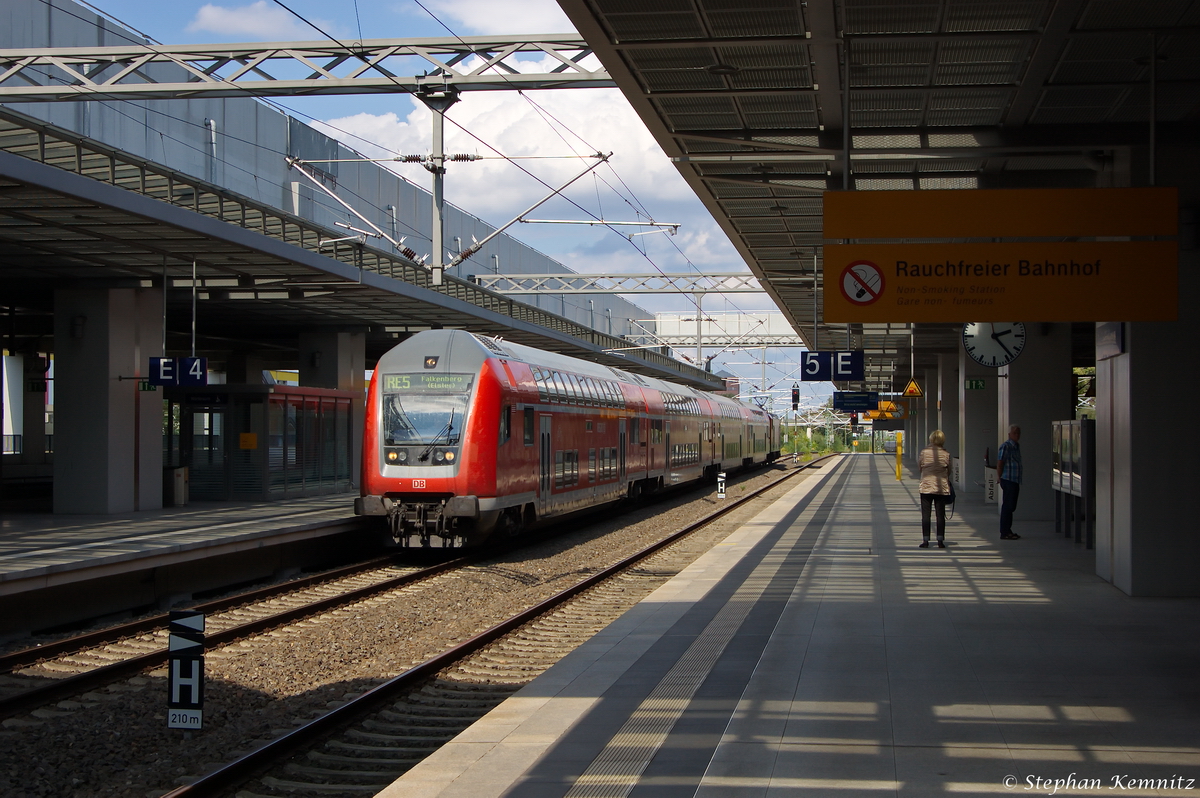 RE5 (RE 18511) von Stralsund Hbf nach Falkenberg(Elster), bei der Einfahrt in Berlin Südkreuz und geschoben hatte die 112 113-6. 23.08.2014