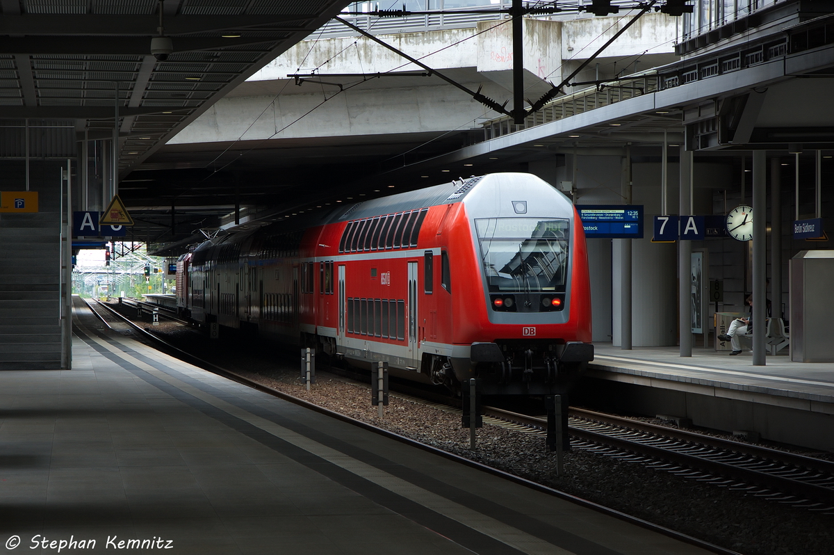 RE5 (RE 4358) von Lutherstadt Wittenberg nach Rostock Hbf, stand am Gleis 7 in Berlin Sdkreuz zur Abfahrt bereit. 26.09.2013