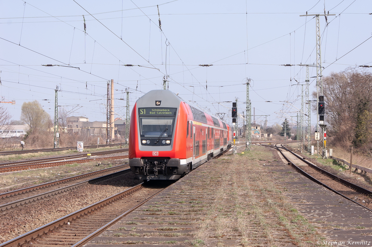 S1 S-Bahn Mittelelbe (S 39035) von Zielitz nach Schönebeck-Bad Salzelmen, bei der Einfahrt in Magdeburg-Neustadt und geschoben hatte die 114 039-1. 10.04.2015