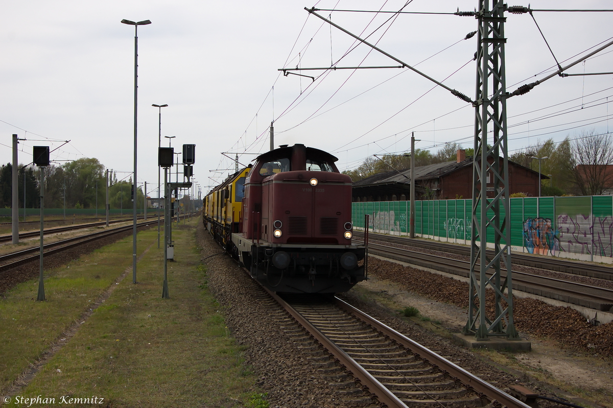 V 100 2335 (213 335-3) NeSA Eisenbahn-Betriebsgesellschaft Neckar-Schwarzwald-Alb mbH mit einem Schweerbauzug, bei der Durchfahrt in Rathenow und fuhr in Richtung Wustermark weiter. 17.04.2014