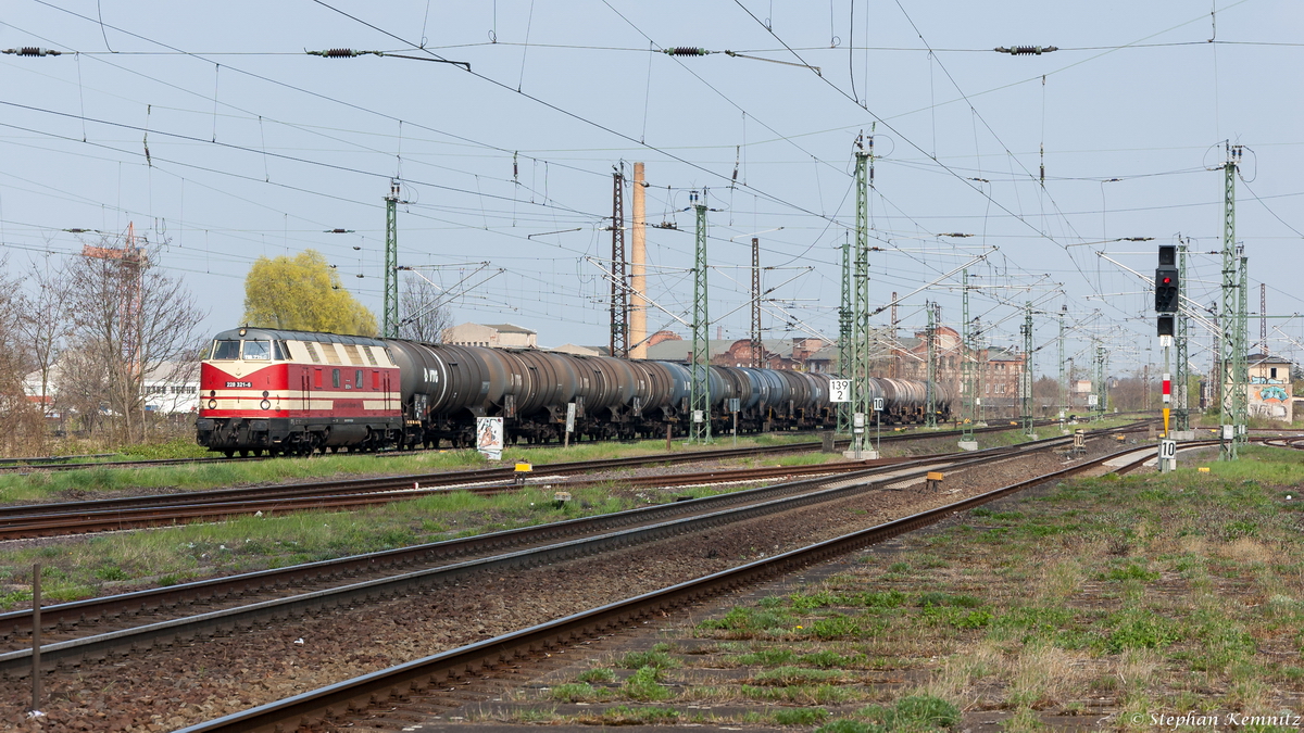 V180 321 (228 321-6) CLR - Cargo Logistik Rail-Service GmbH mit einem Kesselzug  Ethanol oder Ethanol-Lösung  in Magdeburg-Neustadt und fuhr weiter in Richtung Hauptbahnhof. 24.04.2015