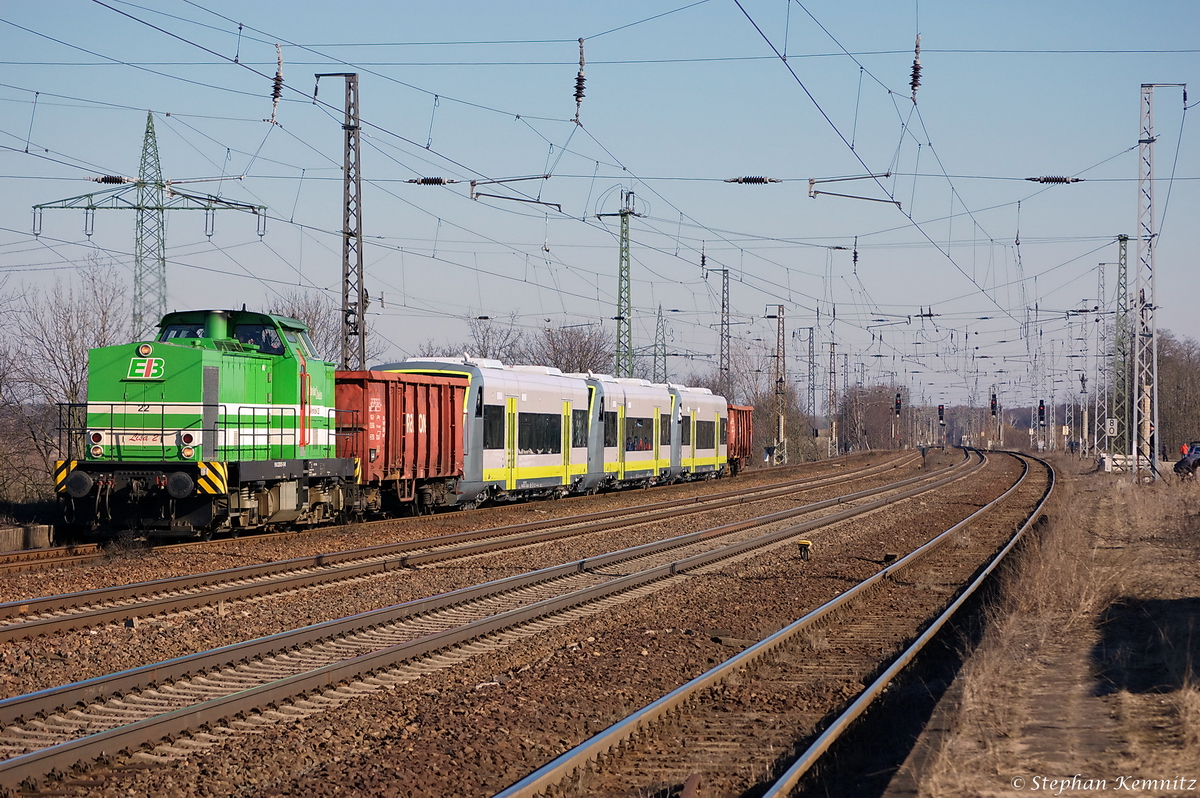 Werklok 22 (293 025-3)  Lisa 2  EB - Erfurter Bahn GmbH mit einer Überführung von drei 650er für die Agilis Verkehrsgesellschaft mbH & Co. KG von Halle(Saale) nach Velten in Saarmund. Es handelt sich um die VT 650.715, VT 650.716 und VT 650.720. 08.03.2011 