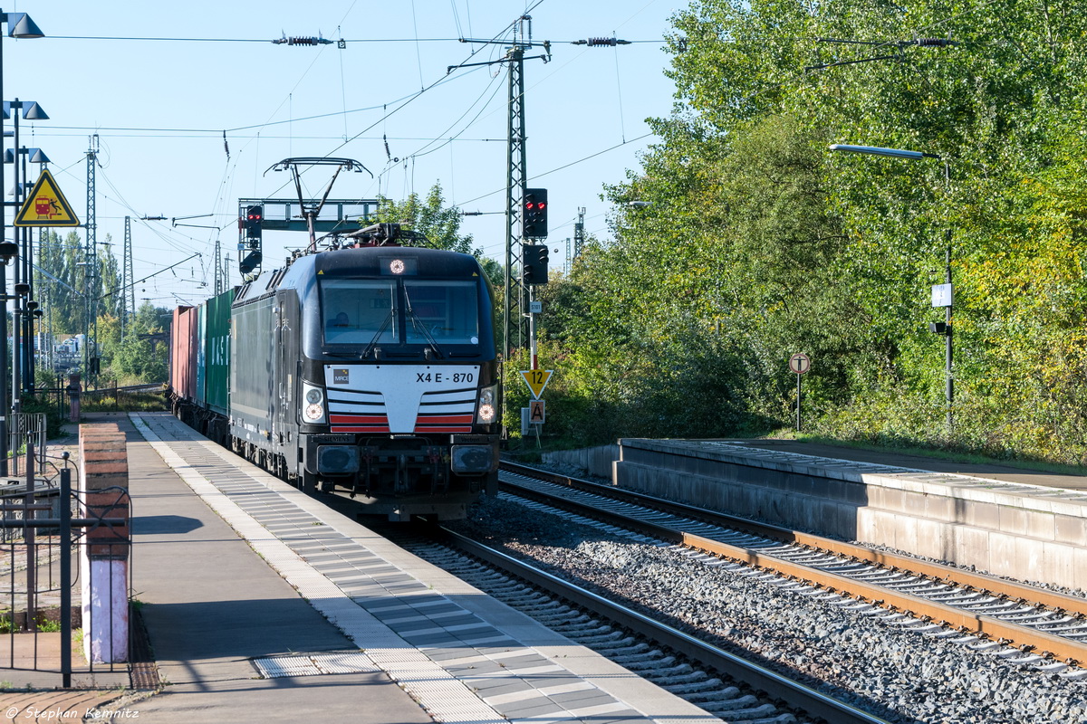 X4 E - 870 (193 870-3) MRCE - Mitsui Rail Capital Europe GmbH für boxXpress.de GmbH mit einem Containerzug in Uelzen und fuhr weiter in Richtung Lüneburg. 01.10.2015