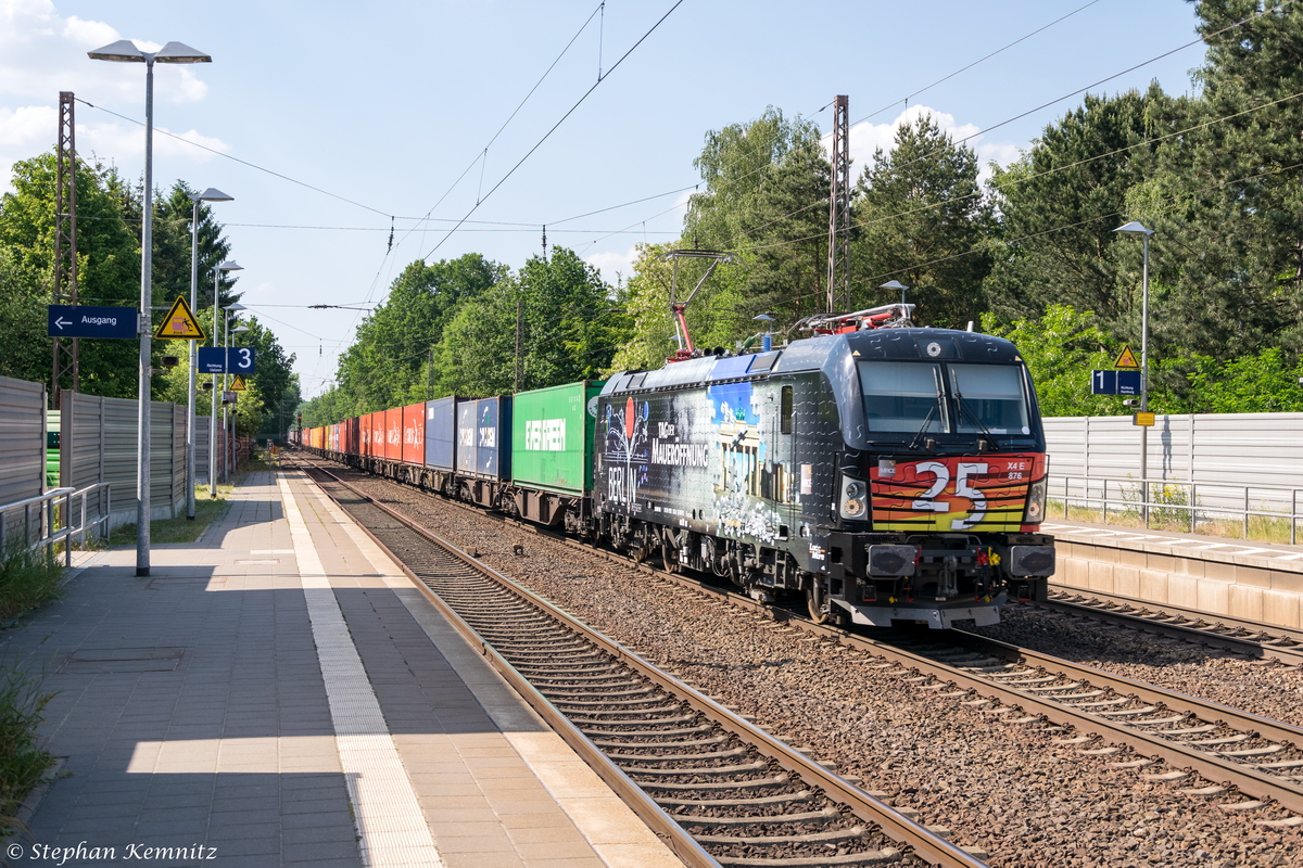 X4 E - 876  Tag der Maueröffnung  (193 876-0) MRCE - Mitsui Rail Capital Europe GmbH für boxXpress.de GmbH mit einem Containerzug in Bienenbüttel und fuhr weiter in Richtung Uelzen. 12.06.2015