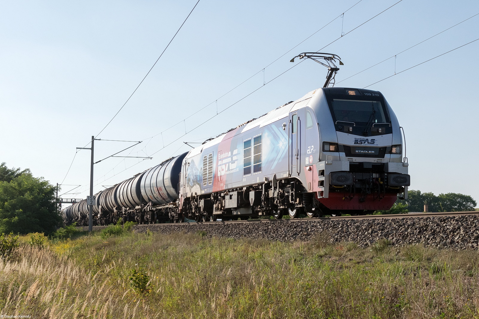 159 210-4 BSAS EisenbahnVerkehrs GmbH & Co. KG mit einem Kesselzug  Dieselkraftstoff oder Gasöl oder Heizöl (leicht)  in Nennhausen und fuhr weiter in Richtung Wustermark. 09.09.2021