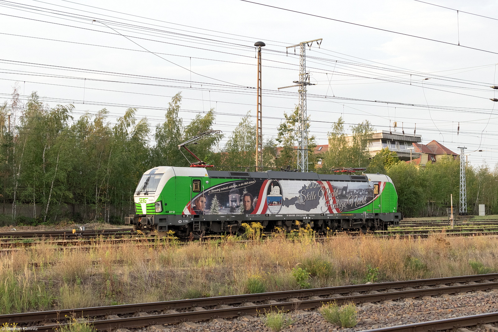 193 219-3  Stille Nacht - Heilige Nacht  ELL - European Locomotive Leasing für SETG - Salzburger Eisenbahn TransportLogistik GmbH, kam mit einem Zug nach Stendal und setzte an das andere Ende vom Zug. 06.09.2022