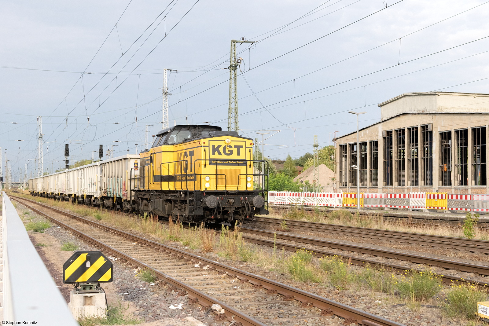 203 136-7 KGT Gleis- und Tiefbau GmbH mit einem E-Wagen Ganzzug in Stendal und fuhr weiter in Richtung Rathenow. 06.09.2022