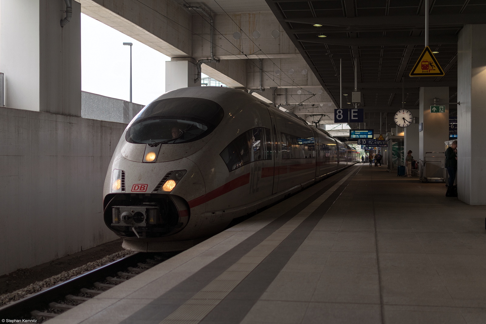 403 016-9 als ICE 506 von München Hbf nach Hamburg-Altona in Berlin Südkreuz. 09.09.2022