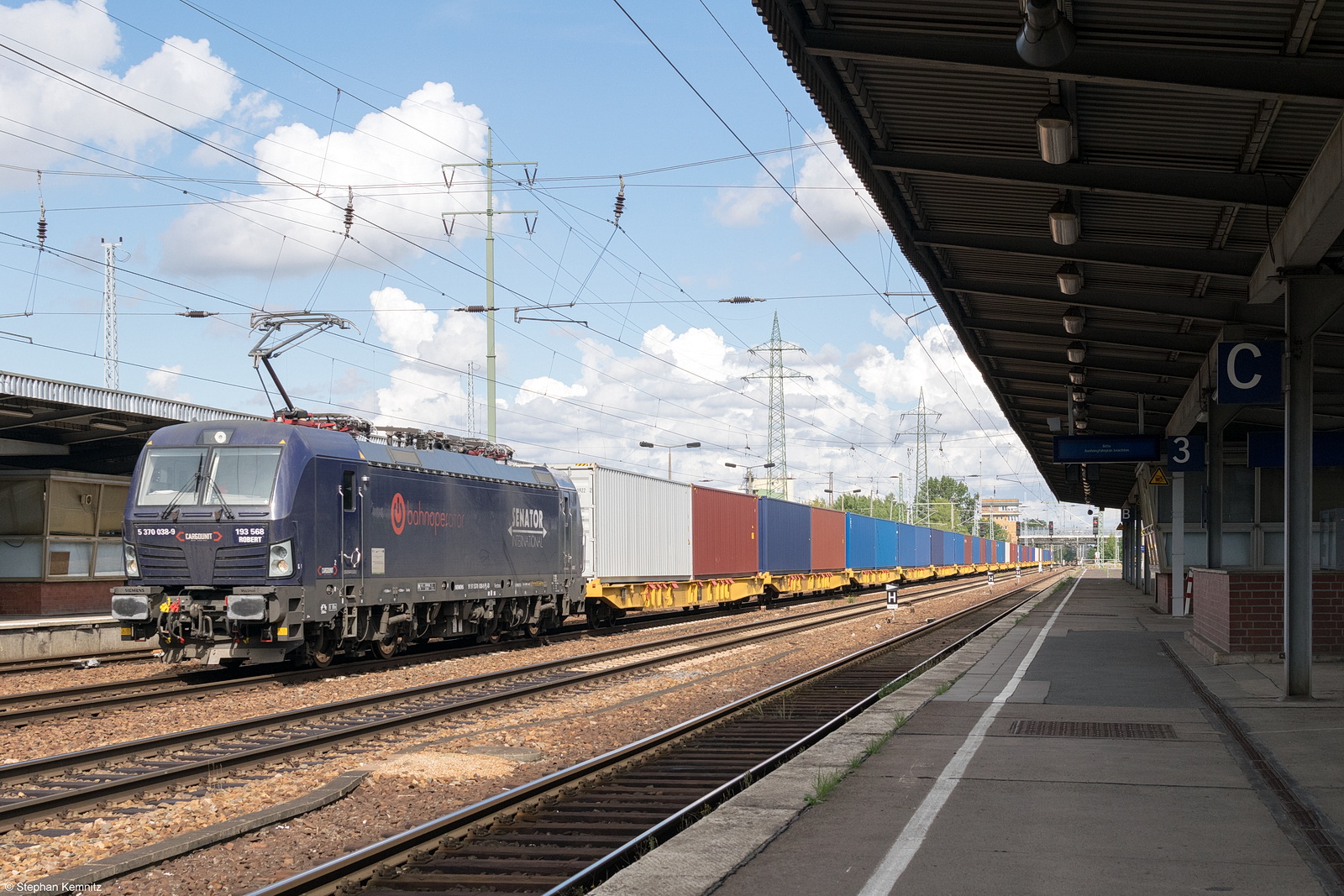 5370 038-9  Robert  ID - Industrial Division Sp. z o.o. mit einem Containerzug in Flughafen BER - Terminal 5 (Schönefeld) und fuhr weiter in Richtung Glasower Damm. 09.09.2022