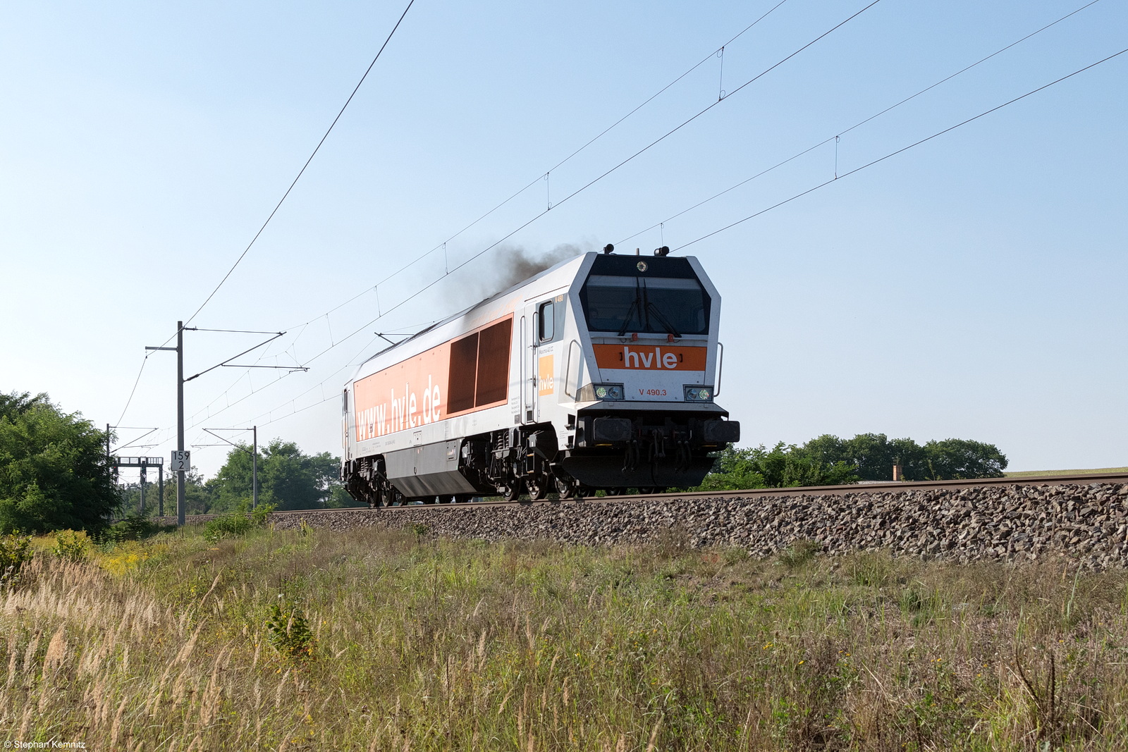 V 490.3 (264 008-4) hvle - Havelländische Eisenbahn AG, kam Lz durch Nennhausen und fuhr weiter in Richtung Wustermark. 09.09.2021
