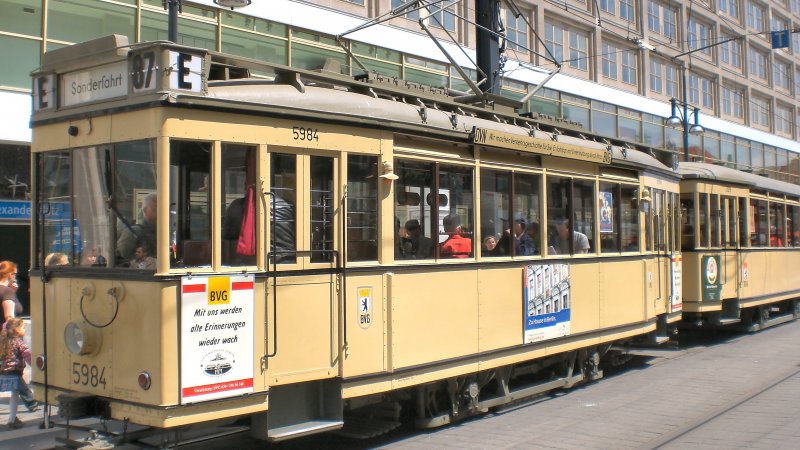 T24-Zug (Baujahr 1925) am S-Bhf Alexanderplatz, 14. 6. 2009